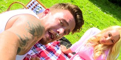 British couple diversifies picnic with some outdoor banging
