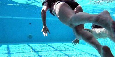 Jessica Lincoln and Lindsey Cruz's teen (18+) video by Underwater Show