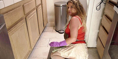 MILF with a fat ass is getting fucked on the kitchen floor
