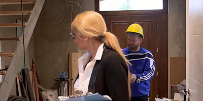 Sexy blonde babe gets facialized by a worker